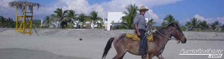 Montar un caballo en la playa